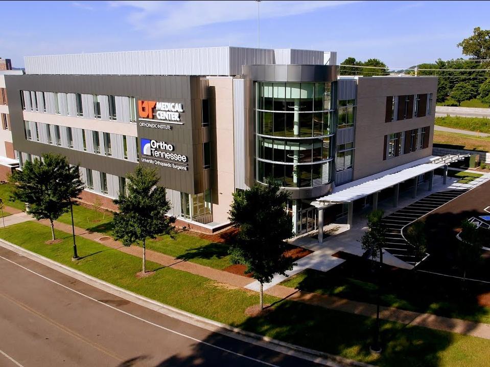 Exterior view of the Knoxville Orthopaedic Clinic at Cherokee Farms