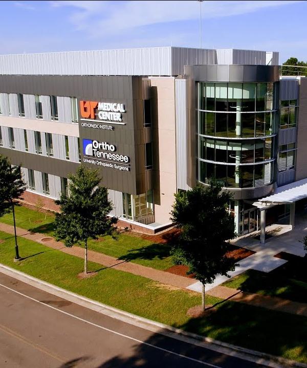 Exterior view of the Knoxville Orthopaedic Clinic at Cherokee Farms